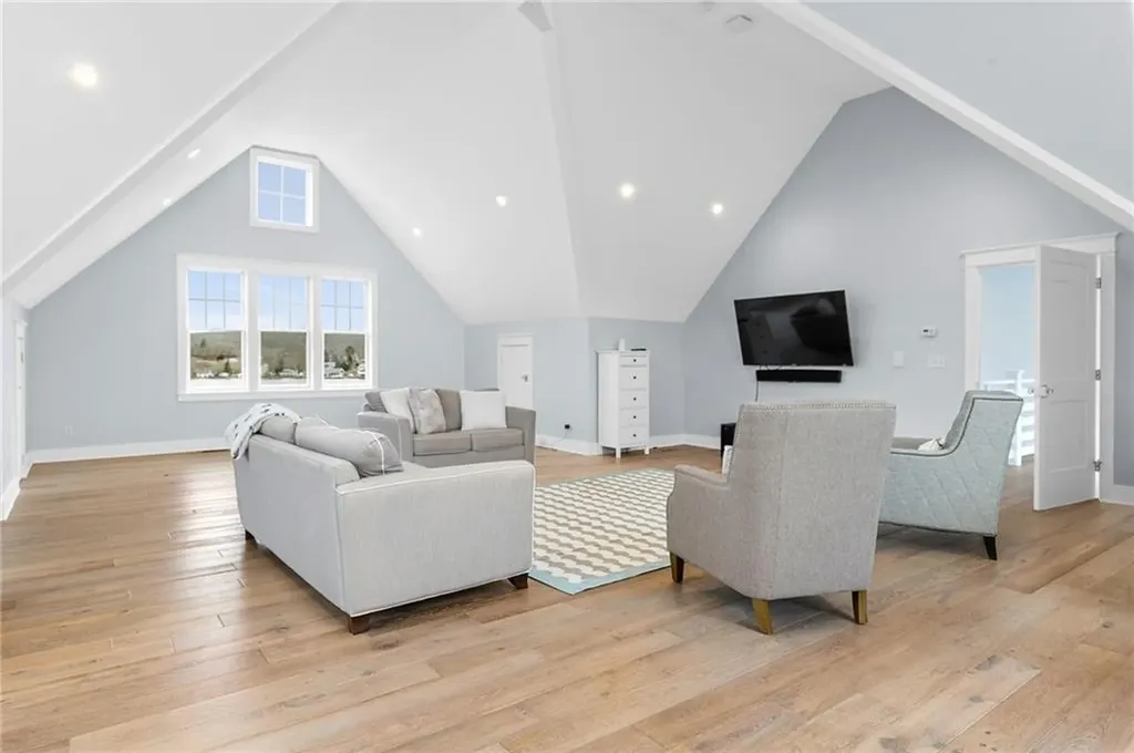 586 Nanaquaket Road Tiverton RI 02878
