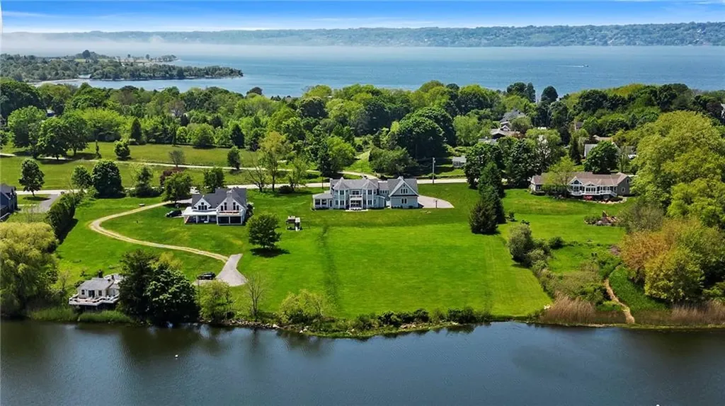 586 Nanaquaket Road Tiverton RI 02878