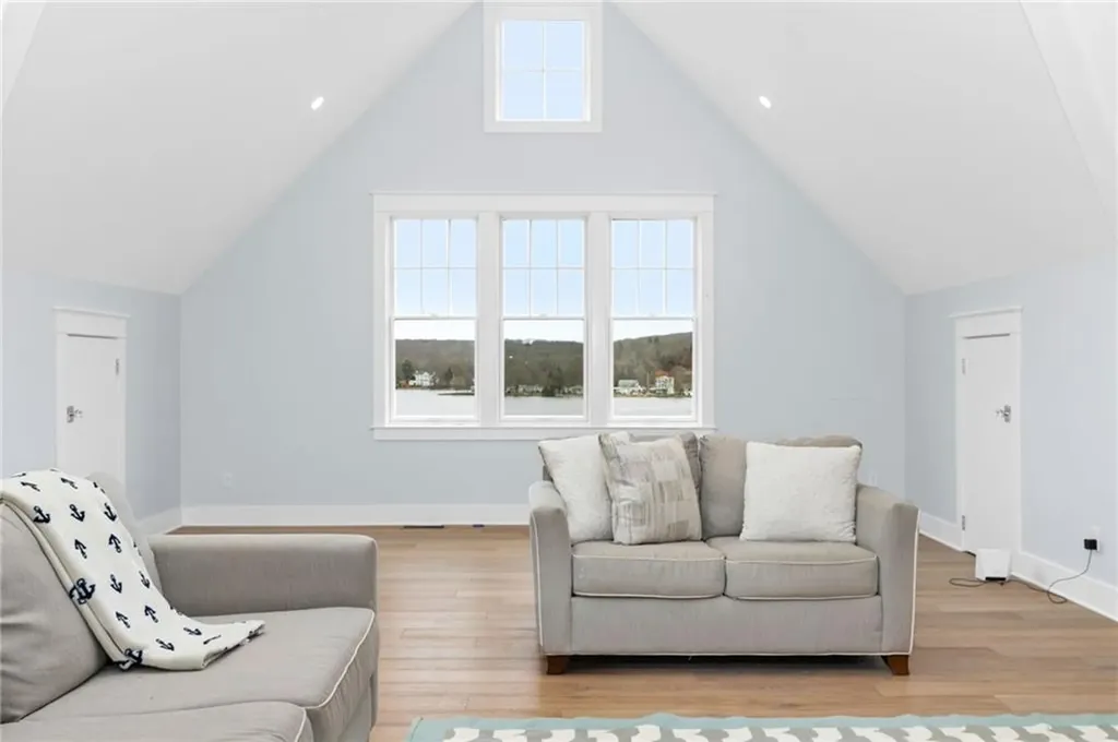 586 Nanaquaket Road Tiverton RI 02878