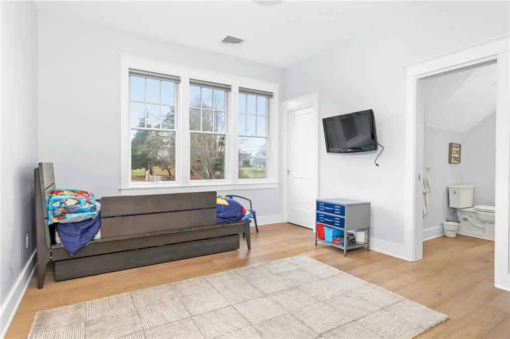 586 Nanaquaket Road Tiverton RI 02878