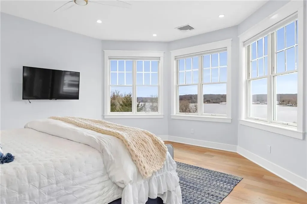 586 Nanaquaket Road Tiverton RI 02878