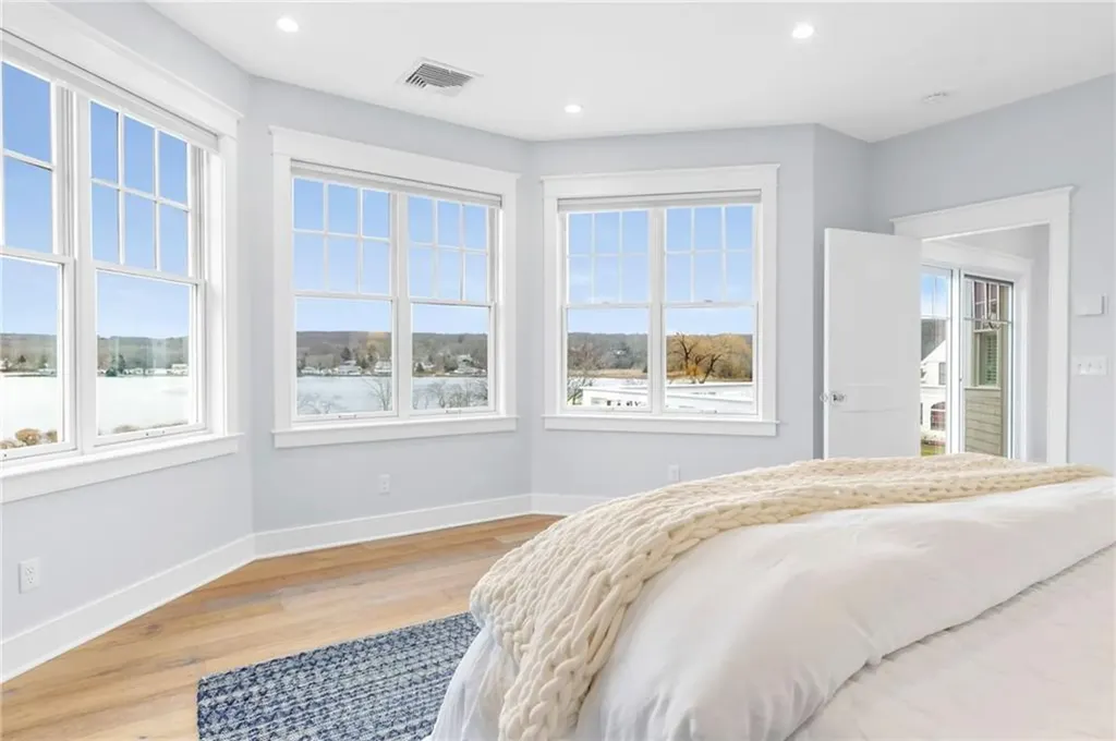 586 Nanaquaket Road Tiverton RI 02878
