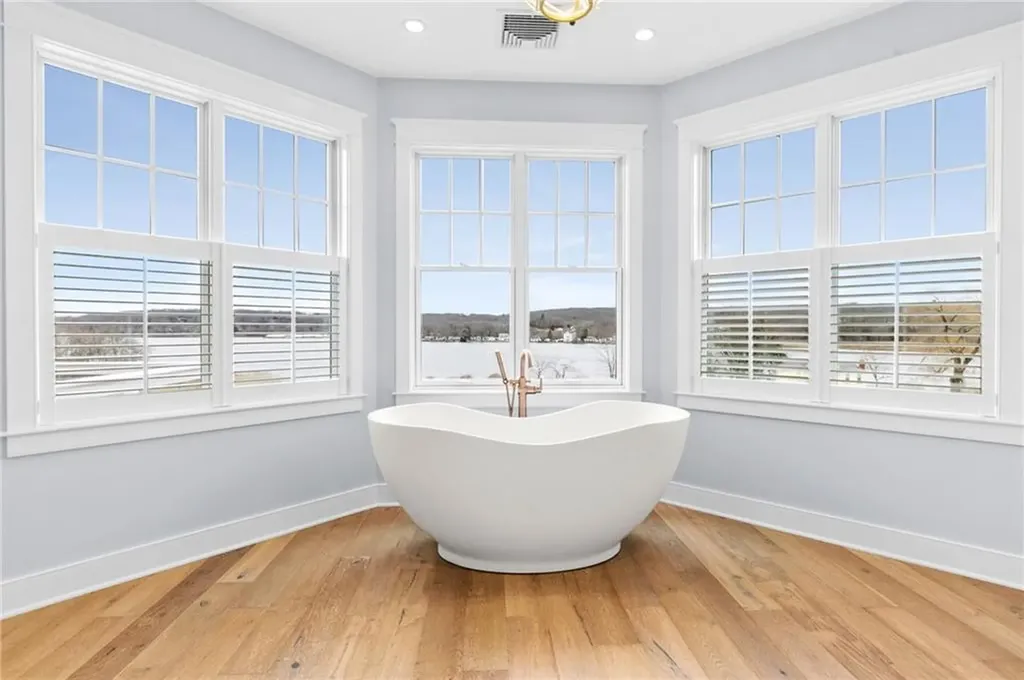 586 Nanaquaket Road Tiverton RI 02878