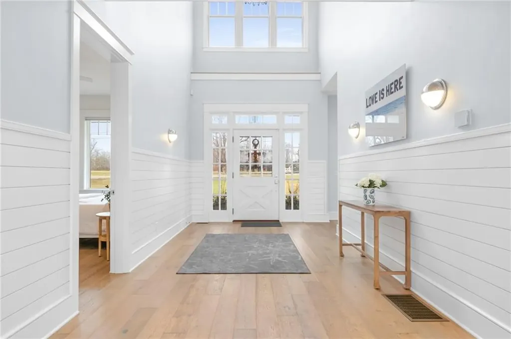 586 Nanaquaket Road Tiverton RI 02878