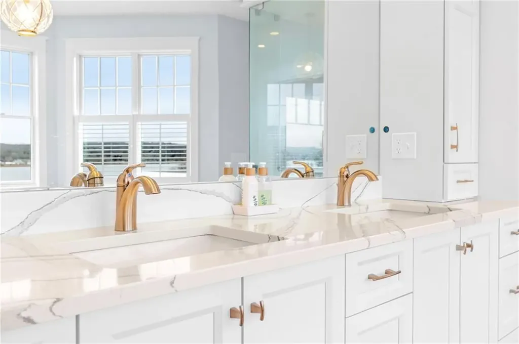 586 Nanaquaket Road Tiverton RI 02878