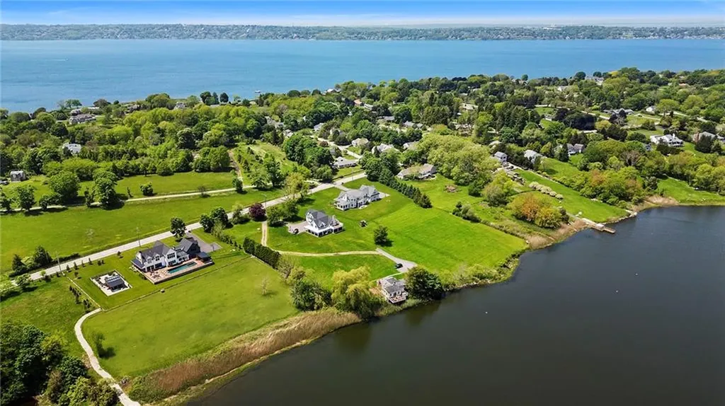 586 Nanaquaket Road Tiverton RI 02878