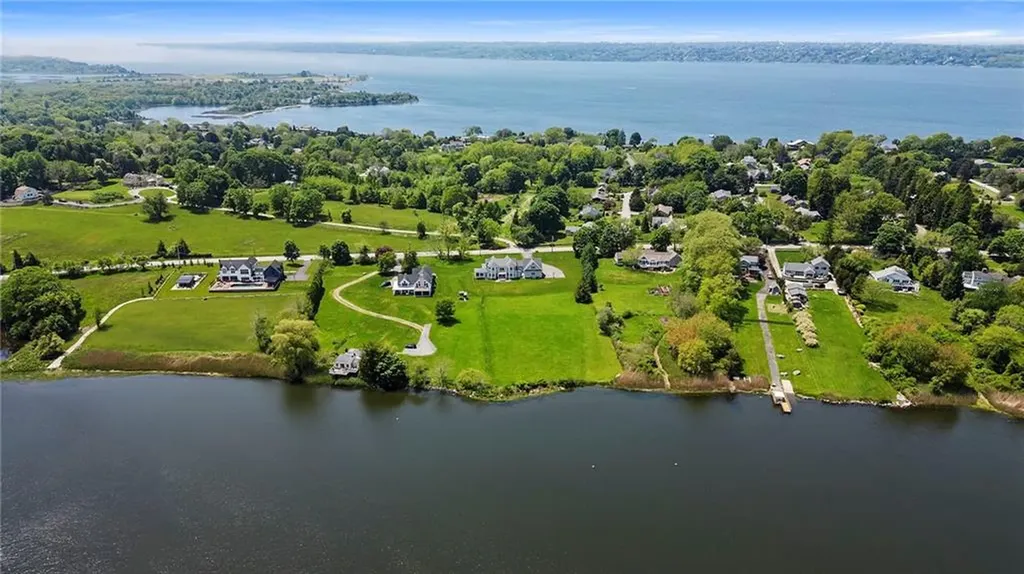 586 Nanaquaket Road Tiverton RI 02878