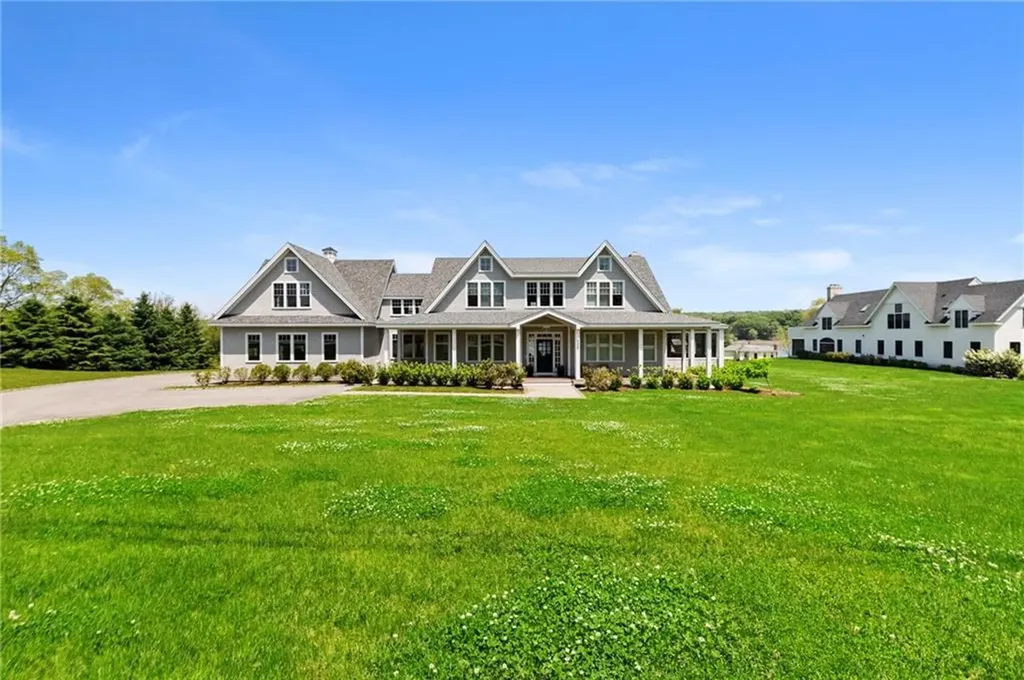 586 Nanaquaket Road Tiverton RI 02878