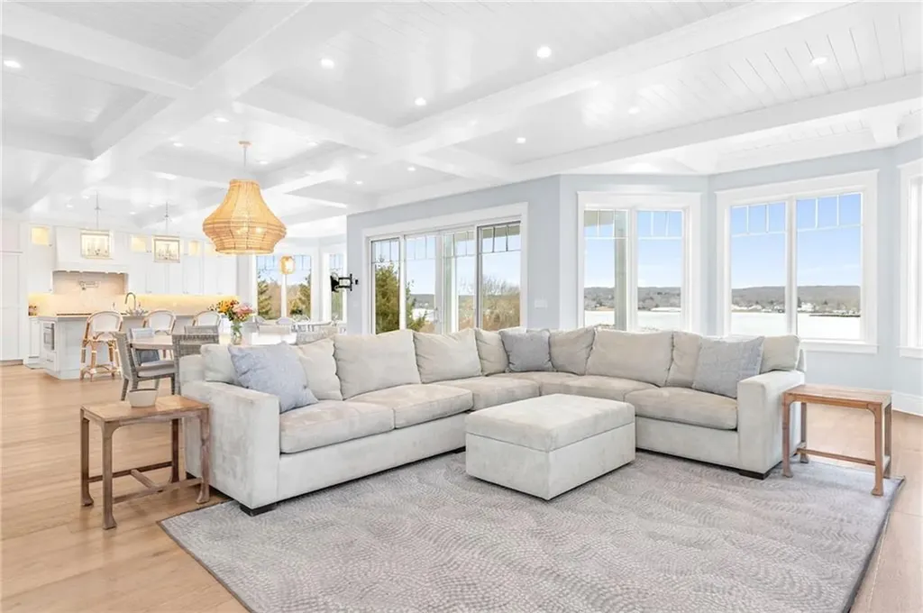 586 Nanaquaket Road Tiverton RI 02878