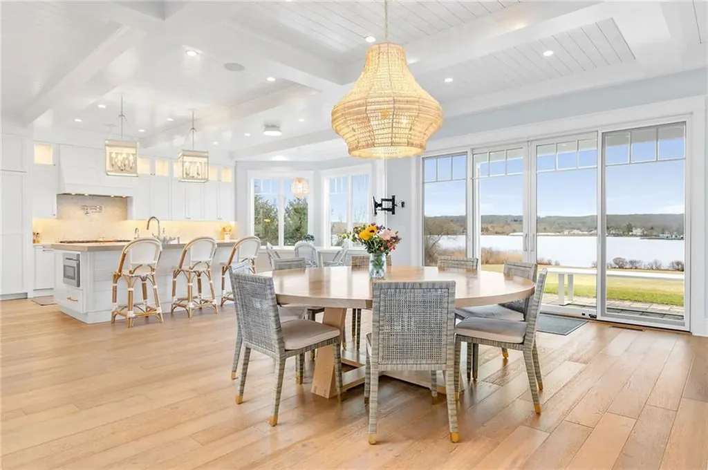 586 Nanaquaket Road Tiverton RI 02878