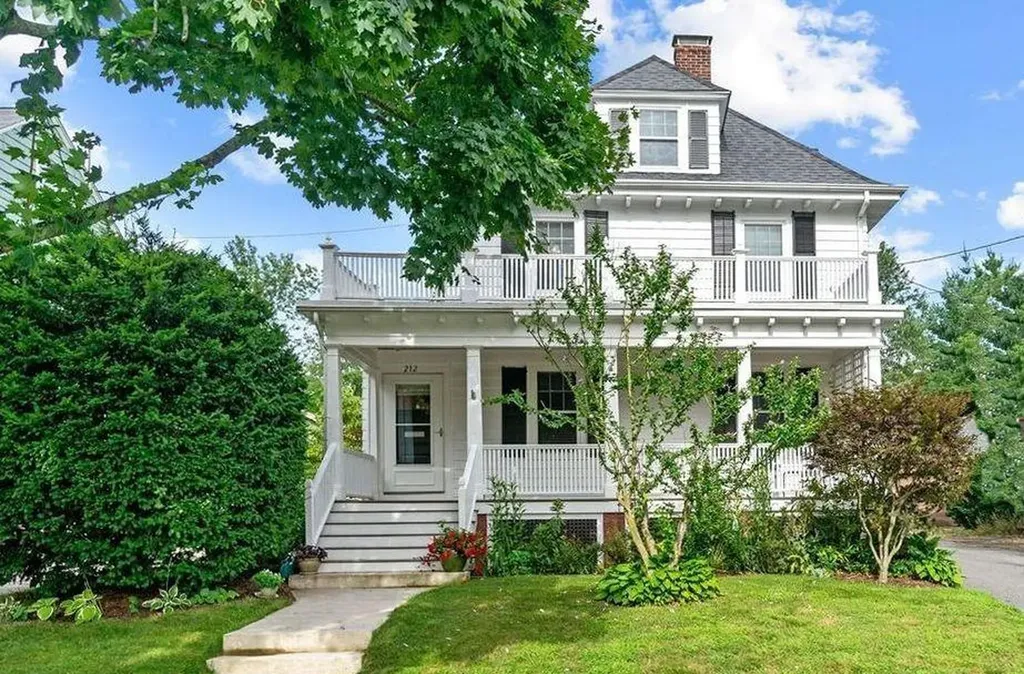 212 Pawtuxet Avenue Cranston RI 02905
