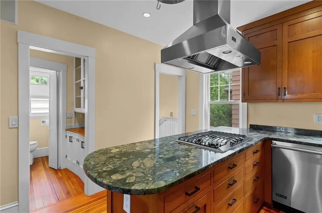 212 Pawtuxet Avenue Cranston RI 02905