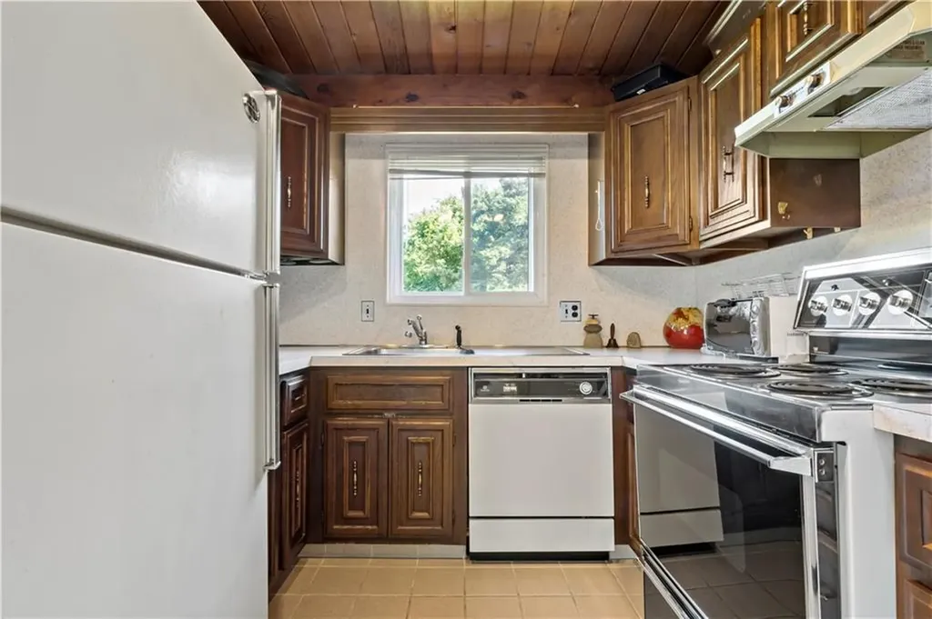 20 Bedford Circle Narragansett RI 02882
