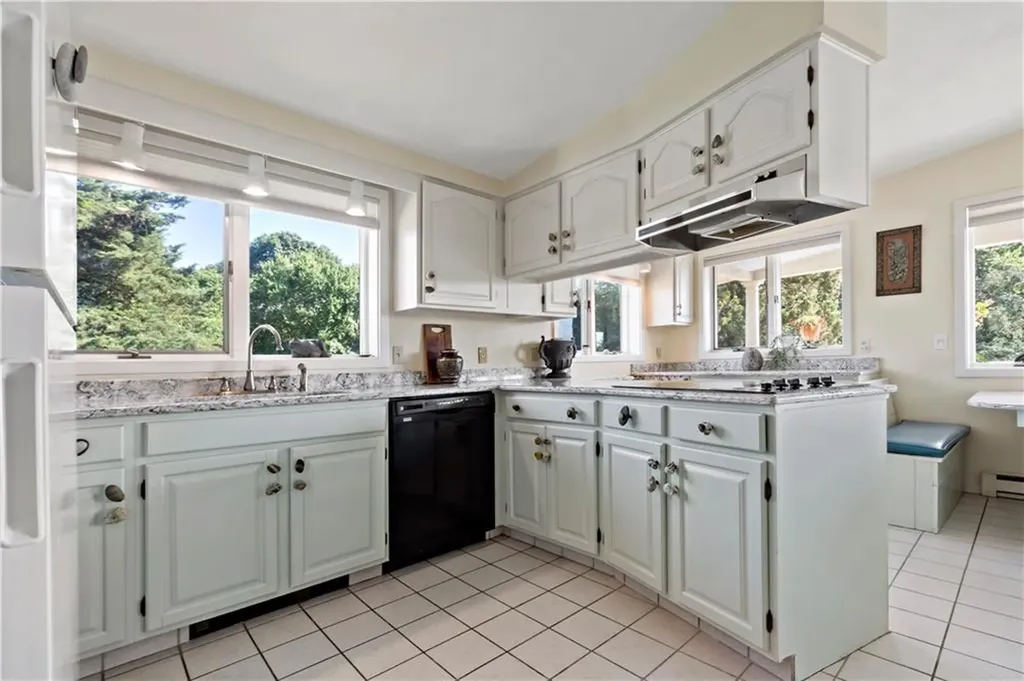 20 Bedford Circle Narragansett RI 02882