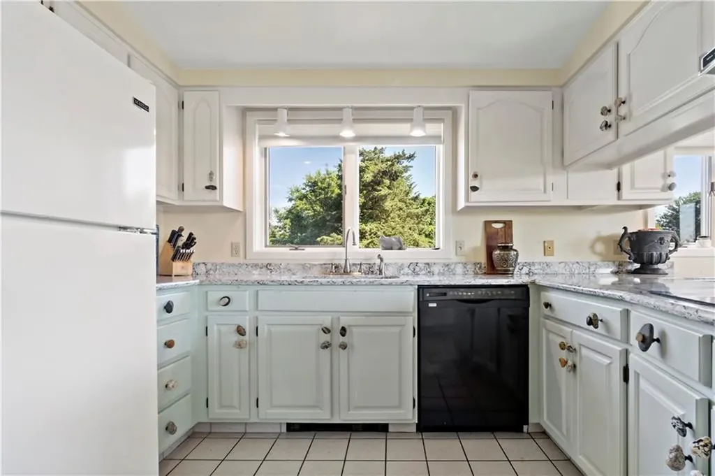 20 Bedford Circle Narragansett RI 02882