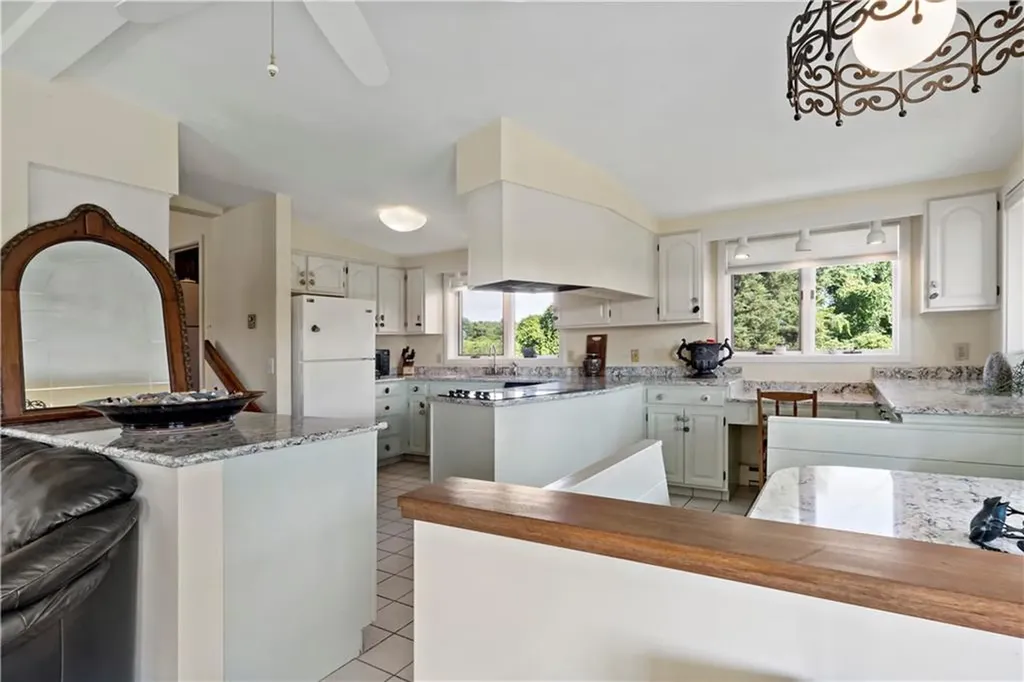 20 Bedford Circle Narragansett RI 02882