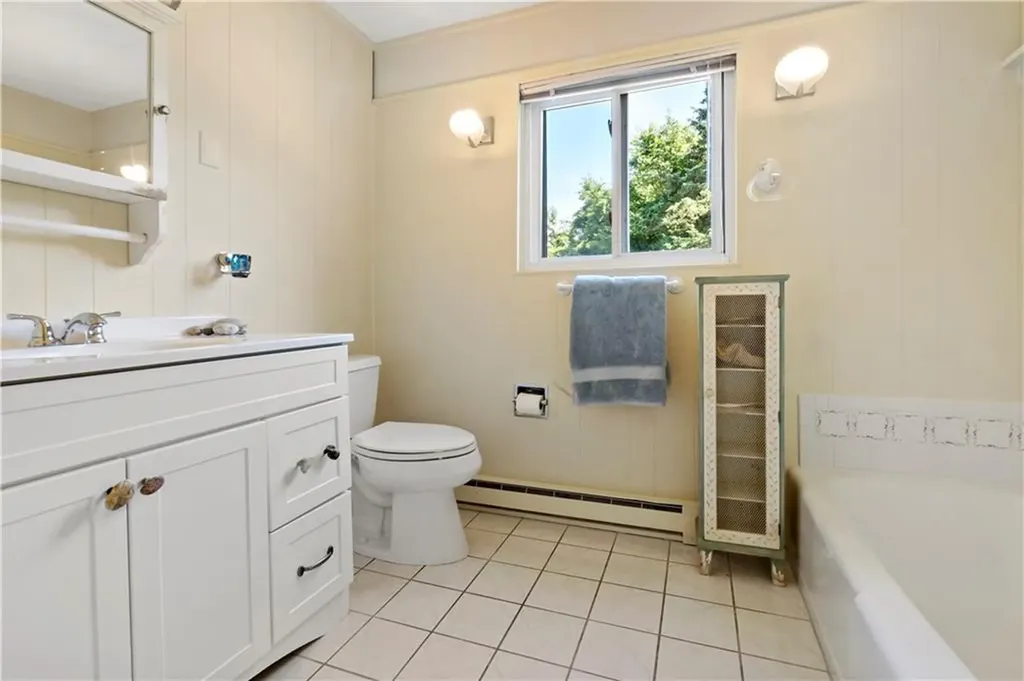20 Bedford Circle Narragansett RI 02882