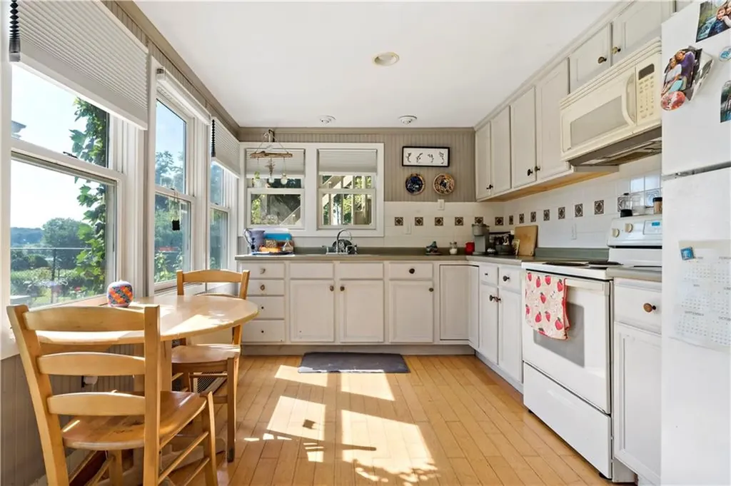 20 Bedford Circle Narragansett RI 02882