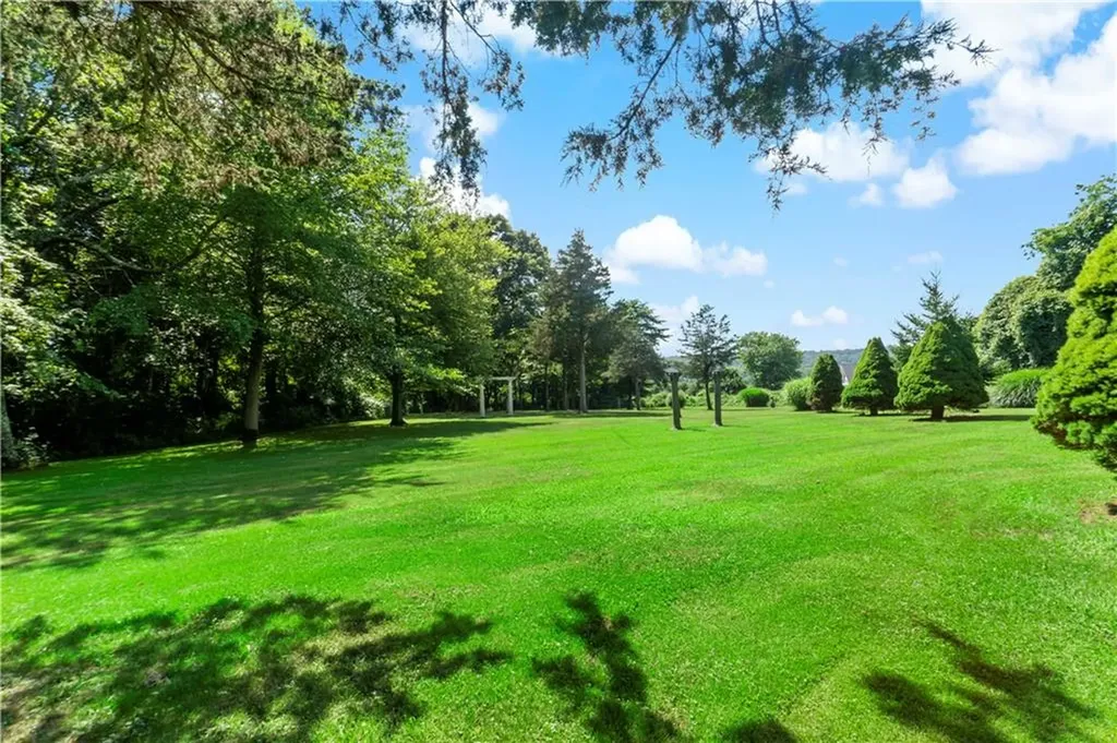 20 Bedford Circle Narragansett RI 02882