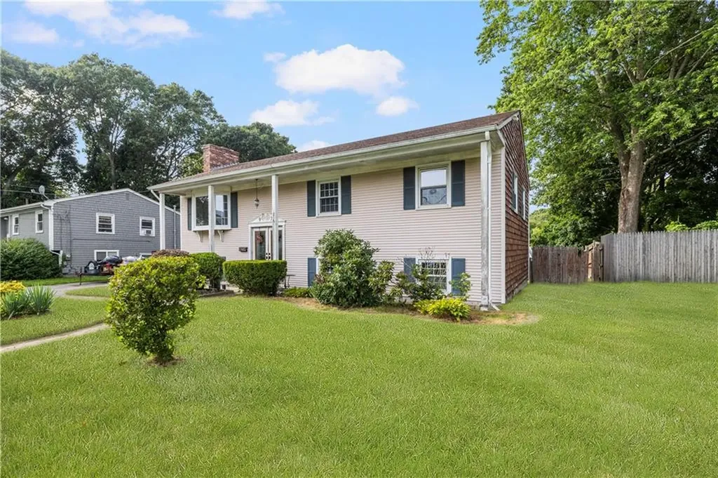 97 Wellington Avenue Warwick RI 02886