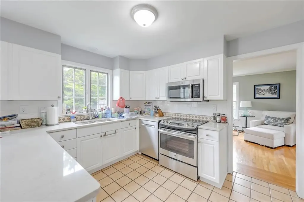 5 Meadow Circle Barrington RI 02806