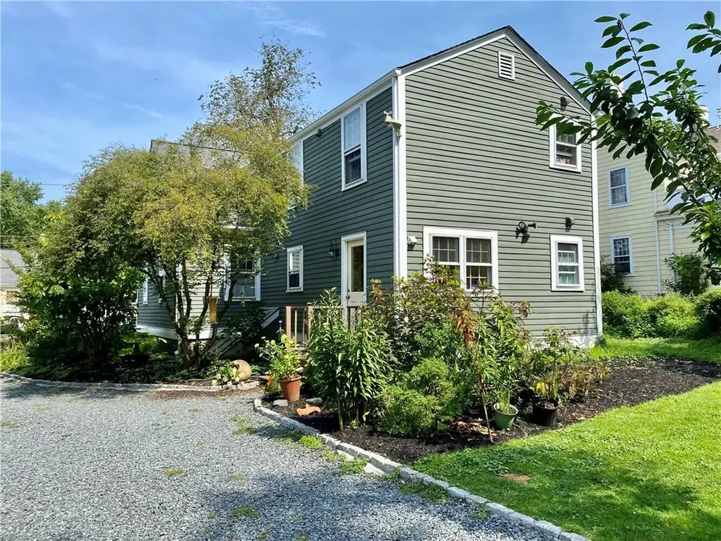 52 Constitution Street Bristol RI 02809