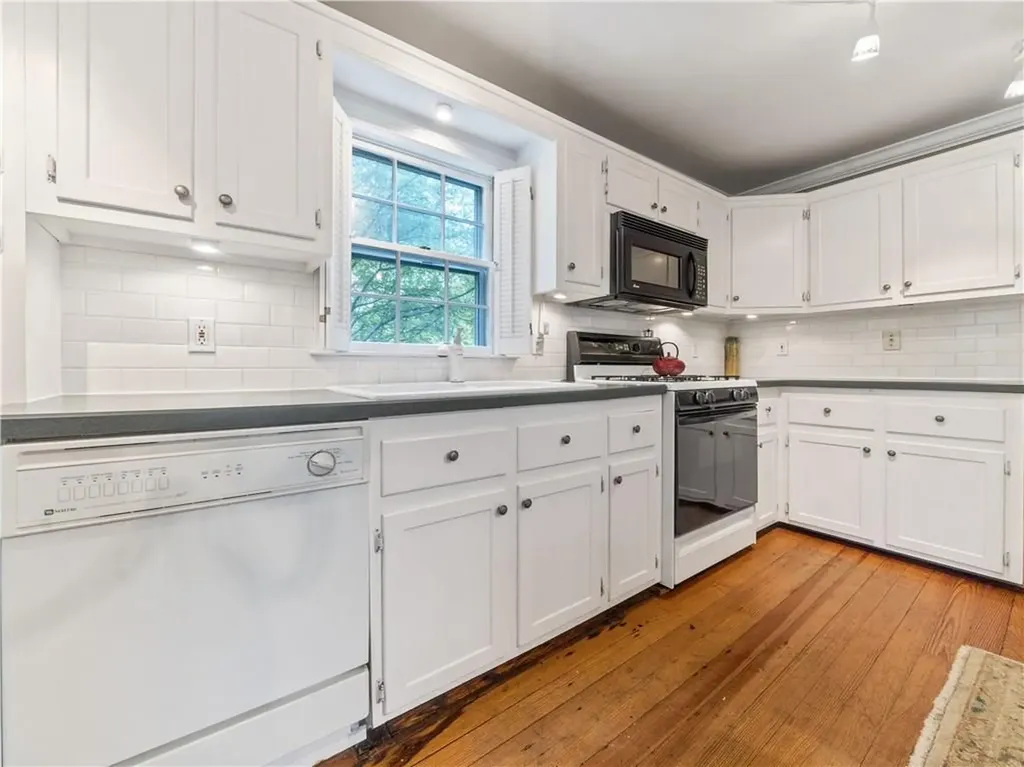 52 Constitution Street Bristol RI 02809