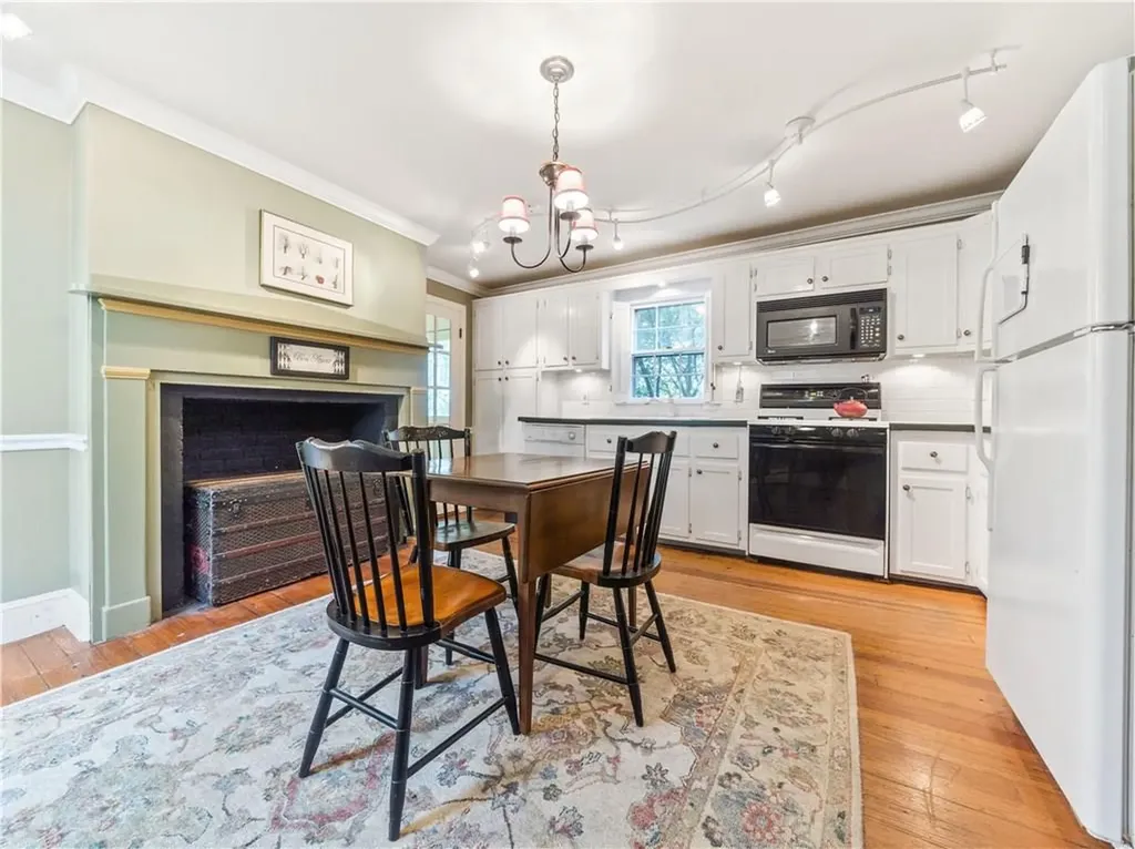52 Constitution Street Bristol RI 02809