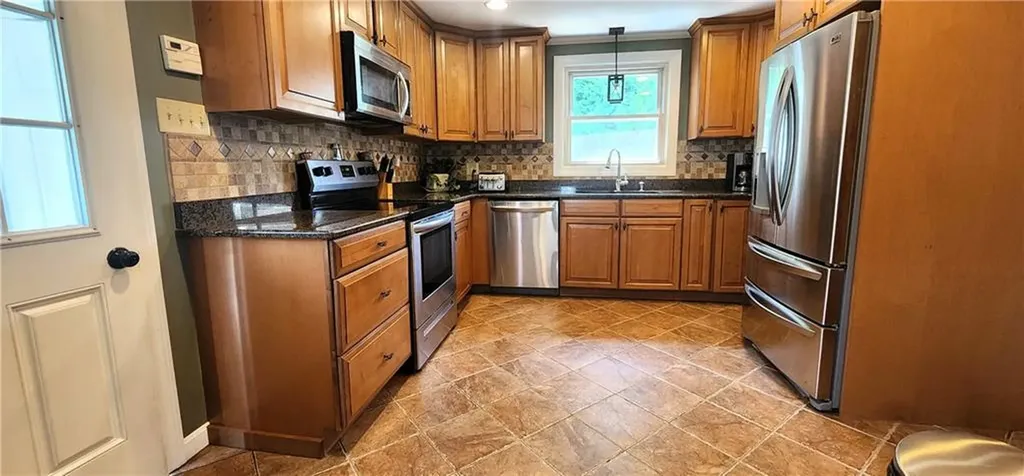 39 Hambly Road Tiverton RI 02878