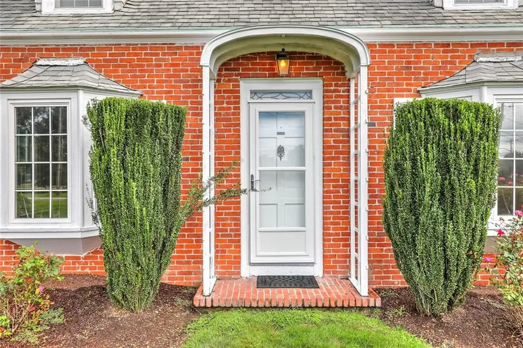 555 Scituate Avenue Cranston RI 02921