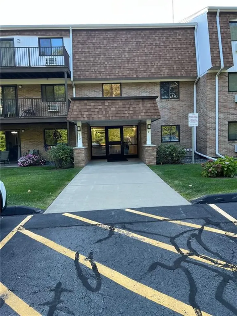 752 Quaker Lane Warwick RI 02818