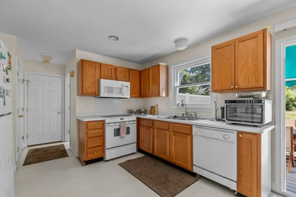42 Pequot Lane Middletown RI 02842