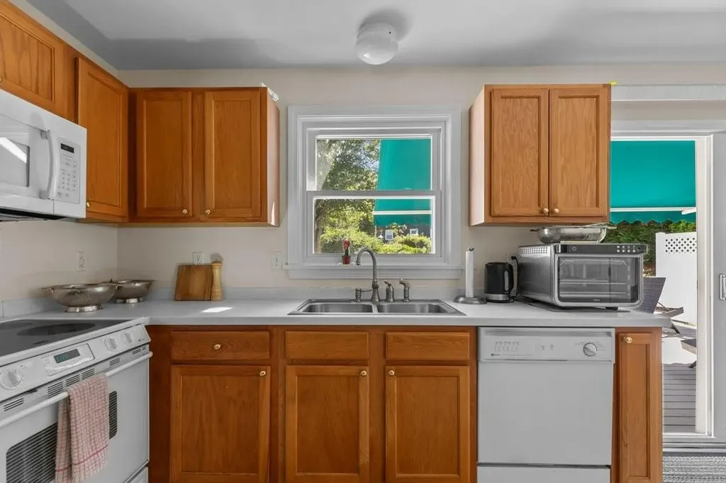 42 Pequot Lane Middletown RI 02842