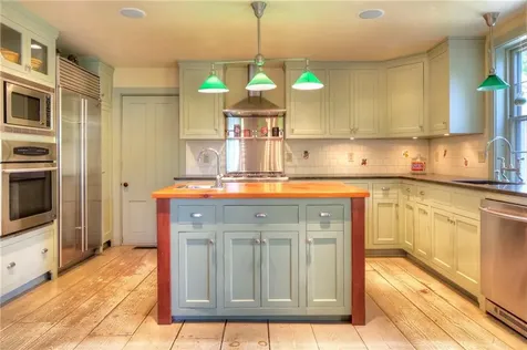 98 Locust Avenue Portsmouth RI 02871