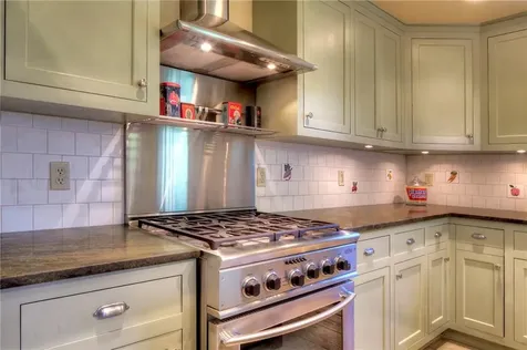 98 Locust Avenue Portsmouth RI 02871