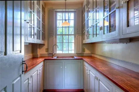 98 Locust Avenue Portsmouth RI 02871