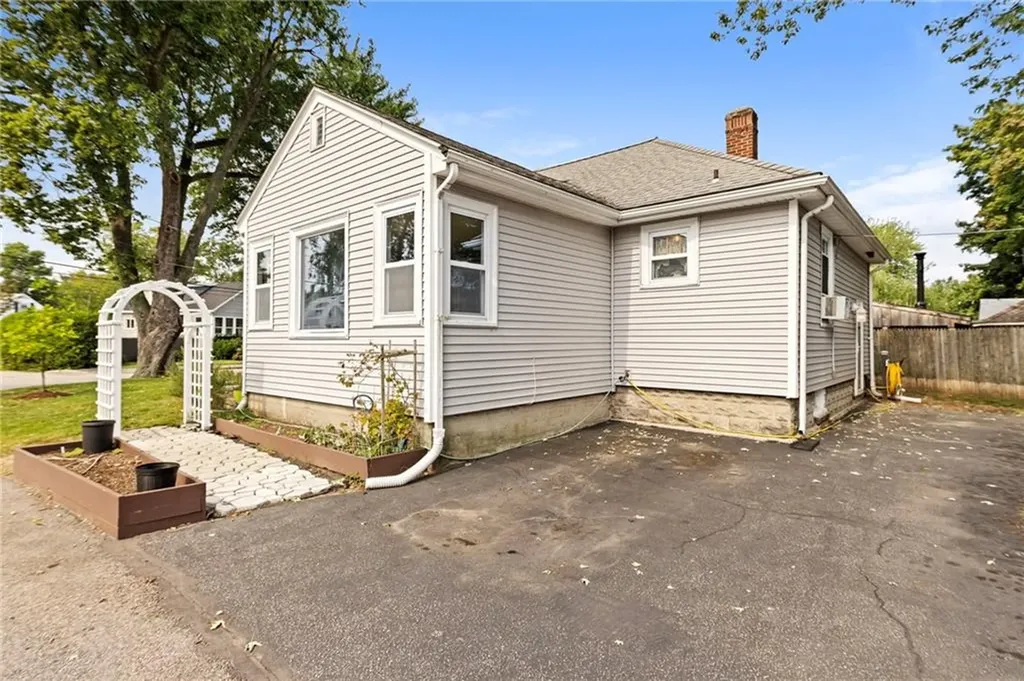 27 Church Avenue Warwick RI 02889