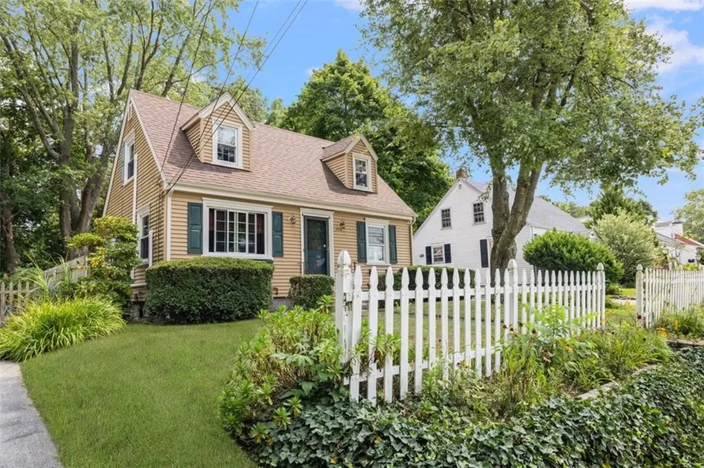 2036 Cranston Street Cranston RI 02920