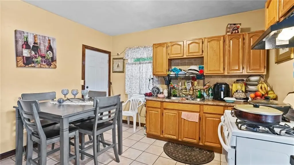 40 42 Norwich Avenue Providence RI 02905