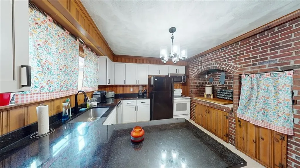 21 Avenue B Woonsocket RI 02895