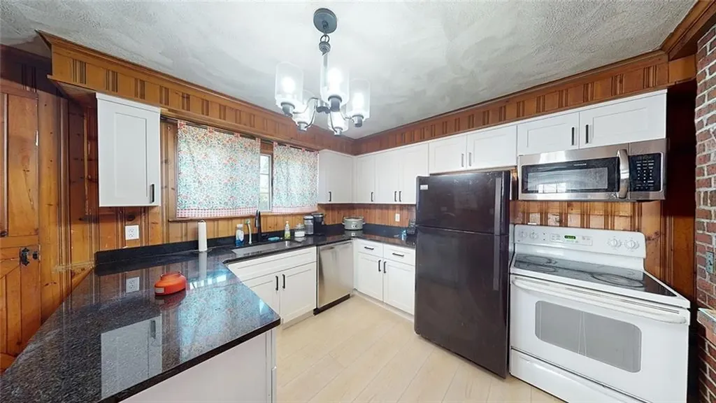 21 Avenue B Woonsocket RI 02895