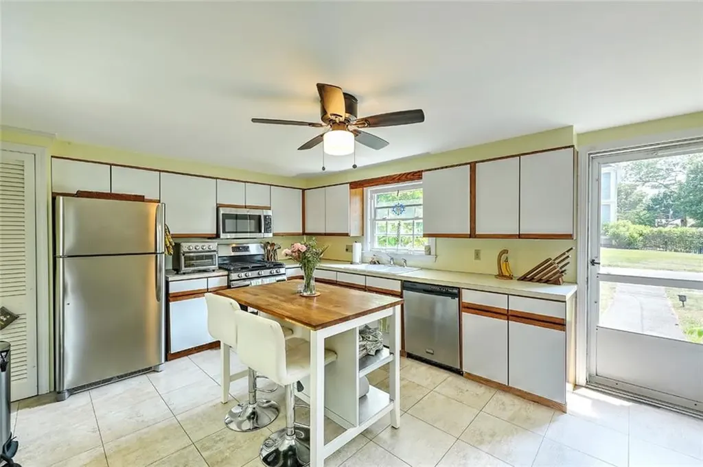 30 Anchorage Way Barrington RI 02806