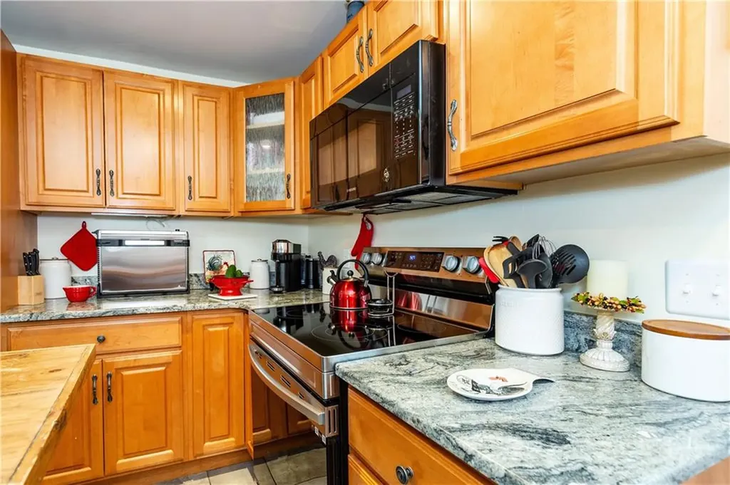 22 Deacon Avenue Warwick RI 02886