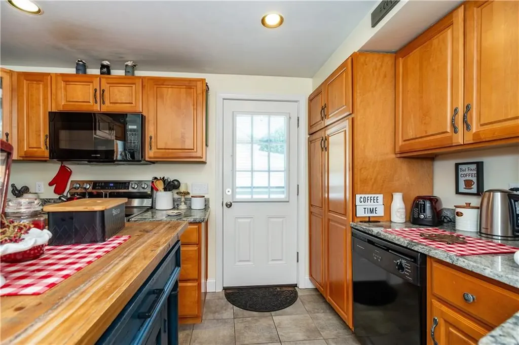 22 Deacon Avenue Warwick RI 02886