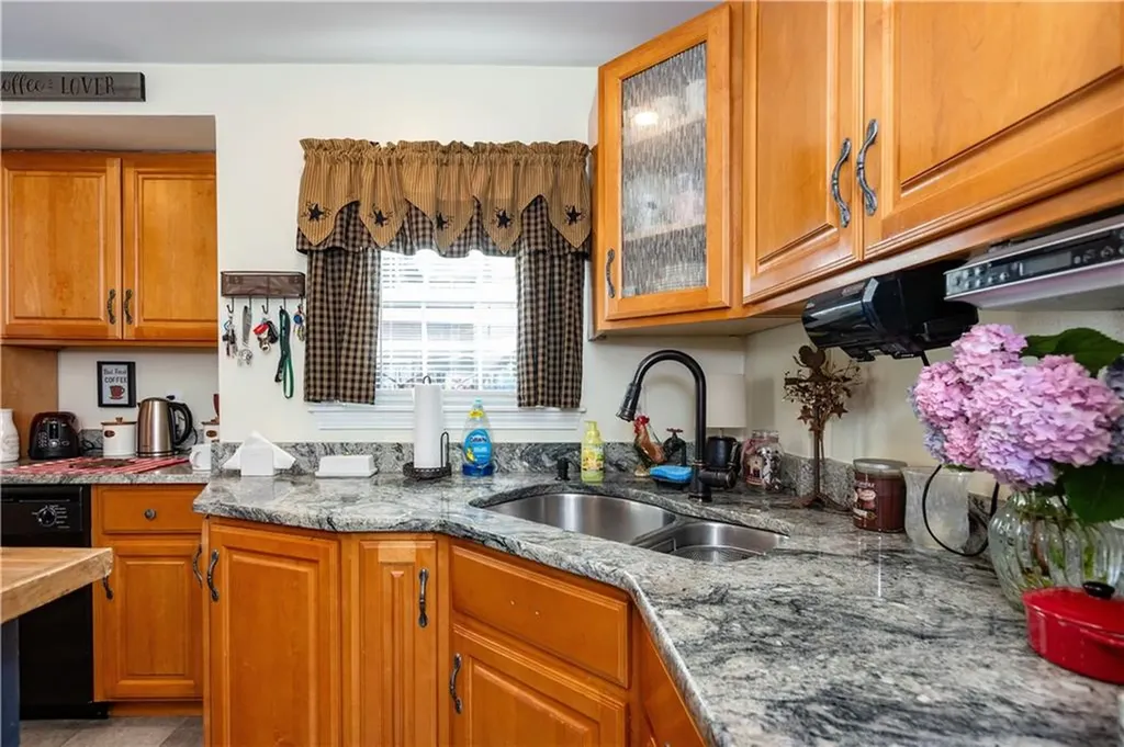 22 Deacon Avenue Warwick RI 02886