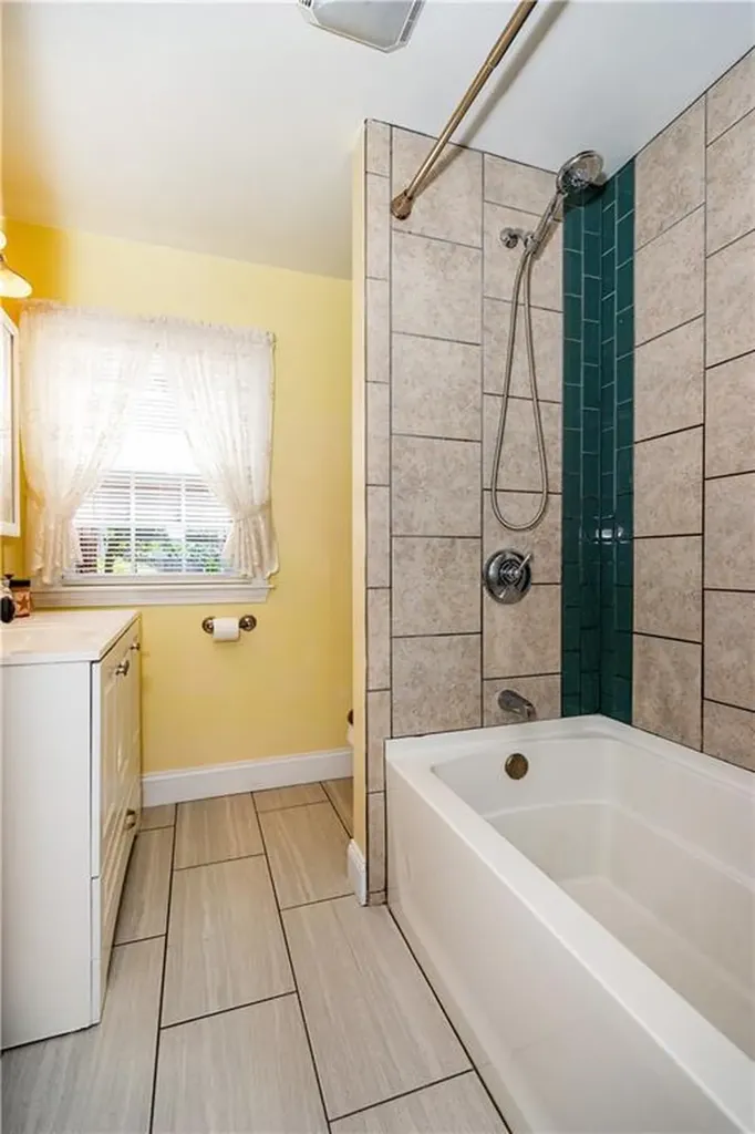 22 Deacon Avenue Warwick RI 02886