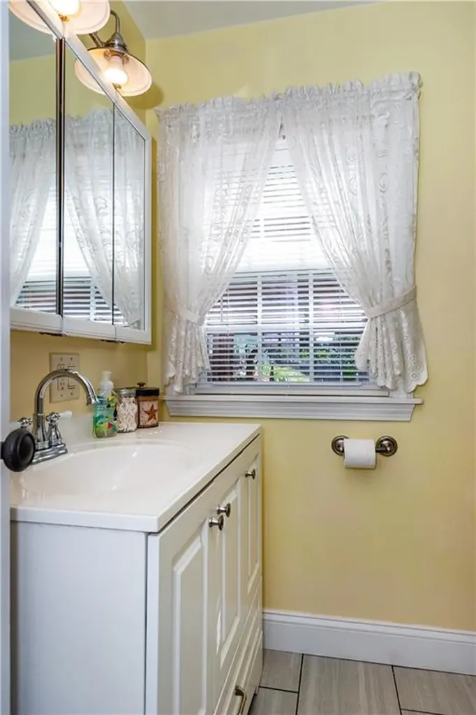 22 Deacon Avenue Warwick RI 02886