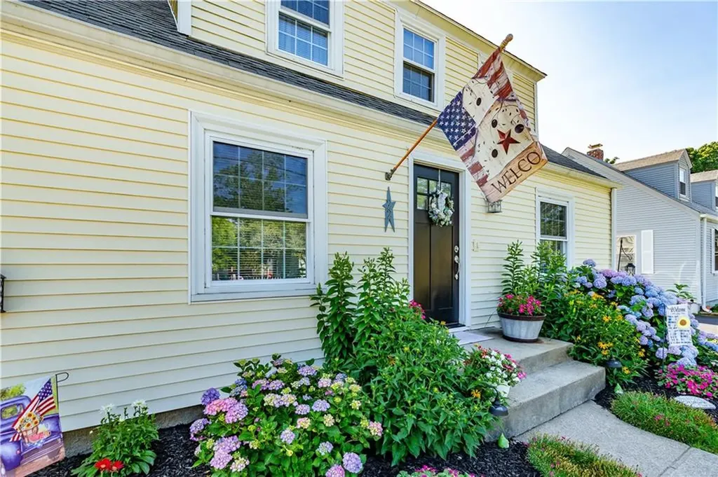 22 Deacon Avenue Warwick RI 02886