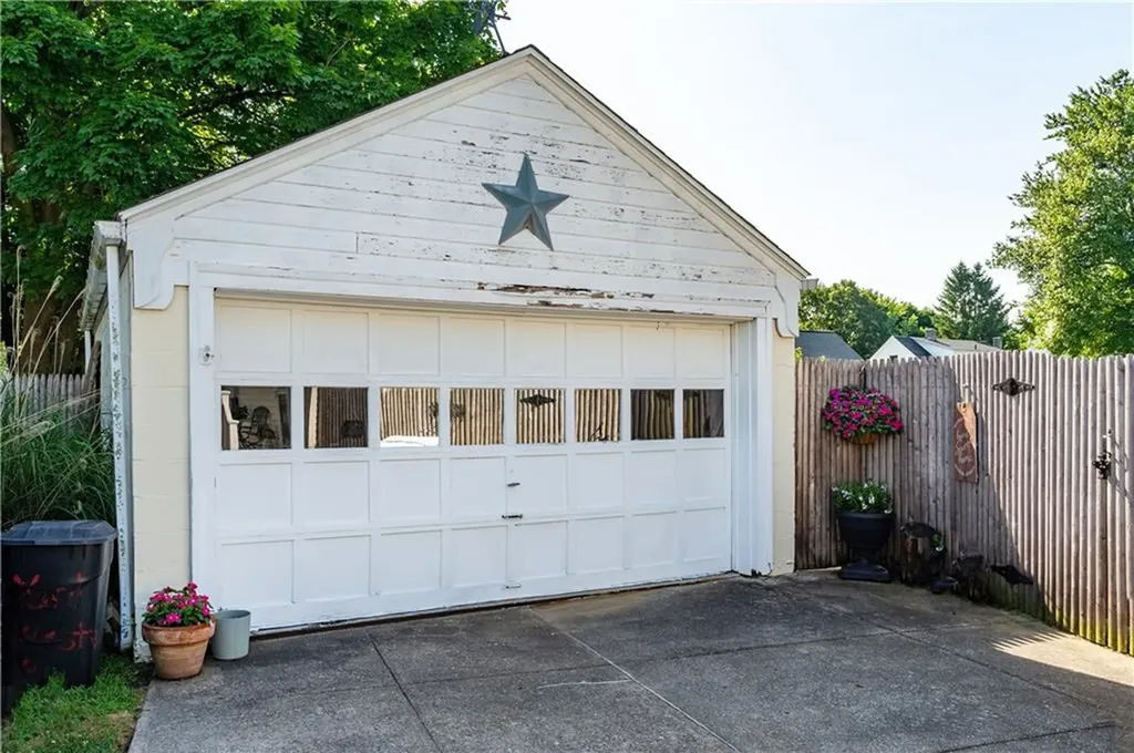 22 Deacon Avenue Warwick RI 02886