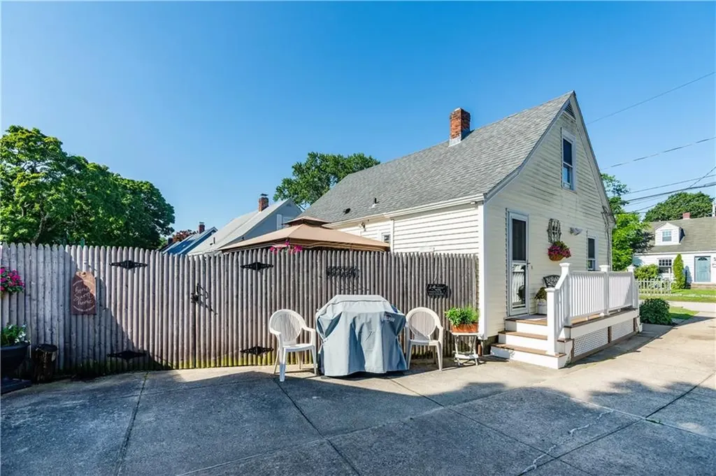 22 Deacon Avenue Warwick RI 02886